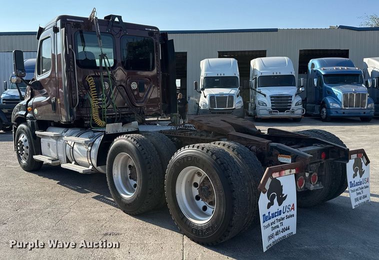 image for item EJ3290 2013 Freightliner Cascadia semi truck