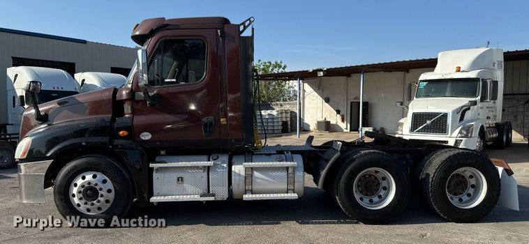 image for item EJ3290 2013 Freightliner Cascadia semi truck