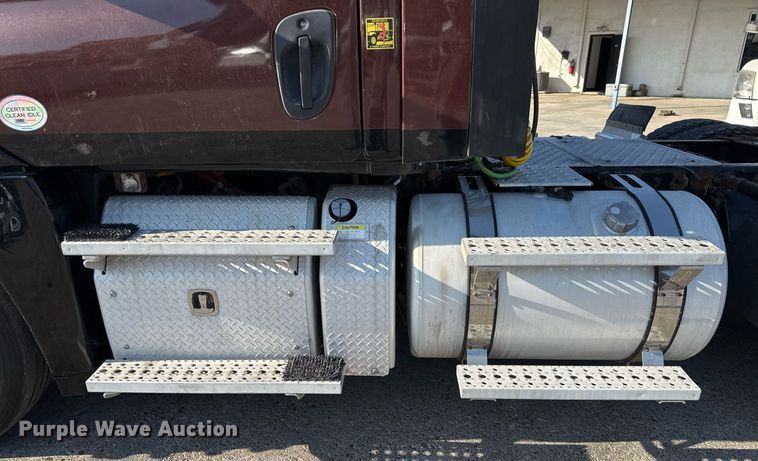 image for item EJ3290 2013 Freightliner Cascadia semi truck