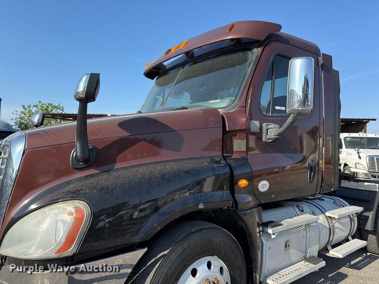 image for item EJ3290 2013 Freightliner Cascadia semi truck
