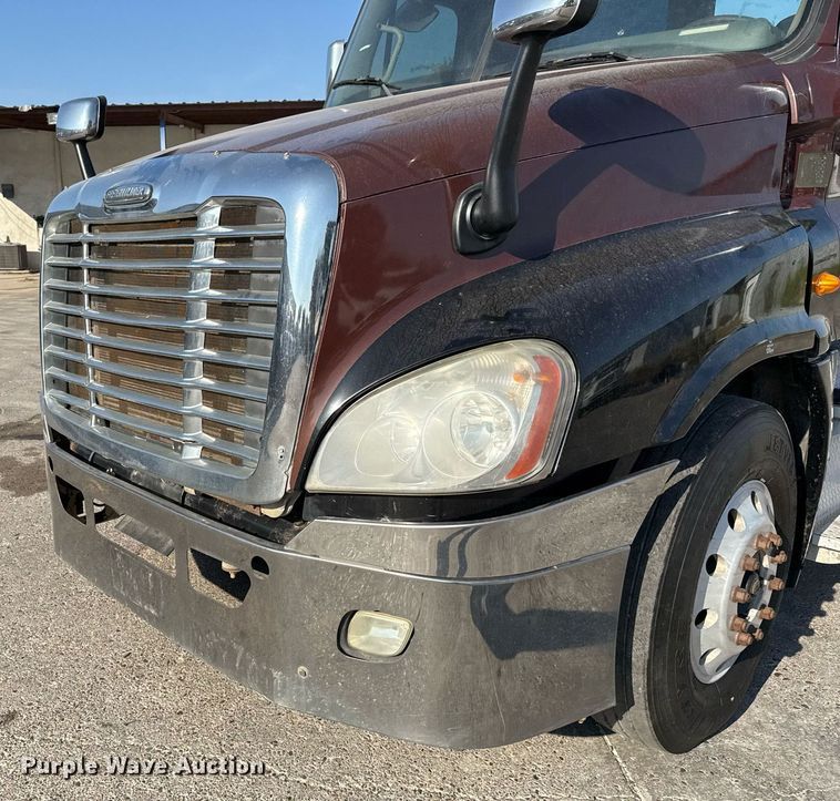image for item EJ3290 2013 Freightliner Cascadia semi truck