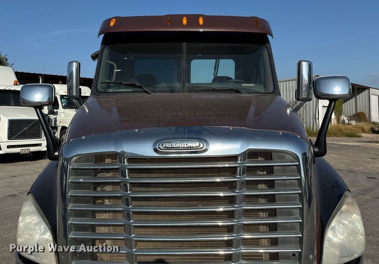 image for item EJ3290 2013 Freightliner Cascadia semi truck
