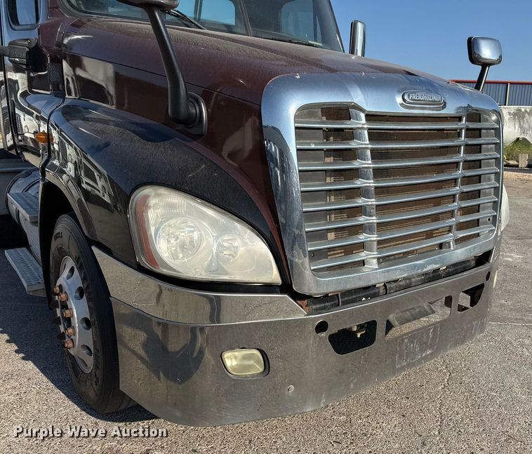 image for item EJ3290 2013 Freightliner Cascadia semi truck