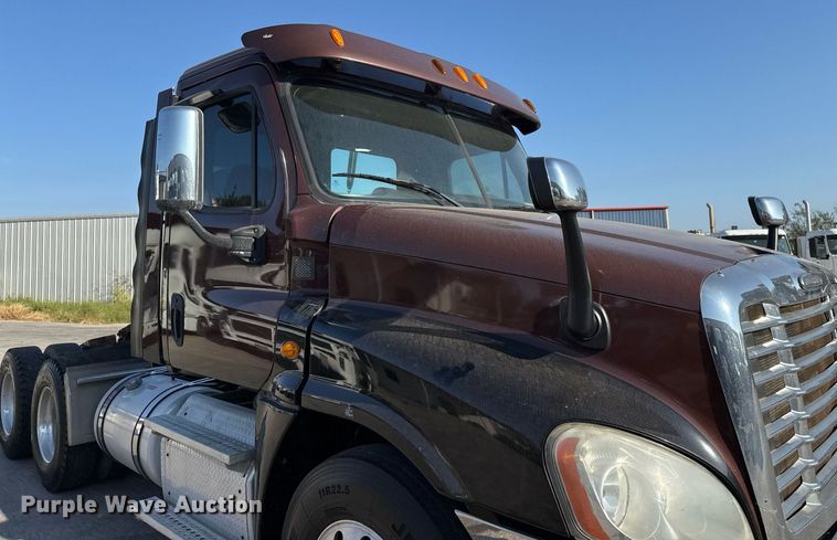 image for item EJ3290 2013 Freightliner Cascadia semi truck