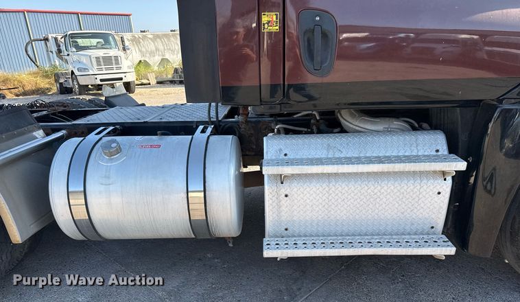 image for item EJ3290 2013 Freightliner Cascadia semi truck