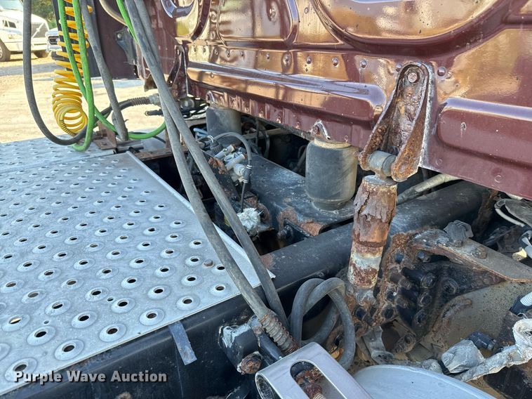 image for item EJ3290 2013 Freightliner Cascadia semi truck