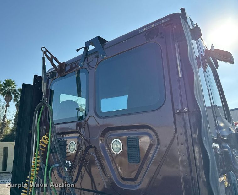 image for item EJ3290 2013 Freightliner Cascadia semi truck