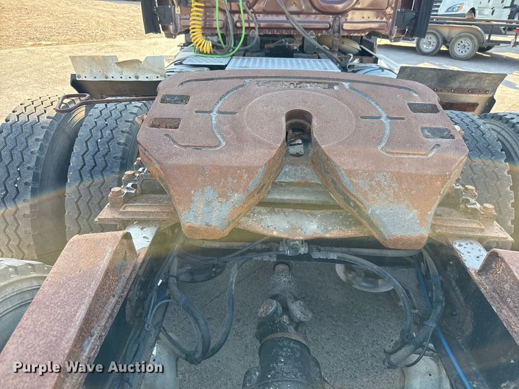 image for item EJ3290 2013 Freightliner Cascadia semi truck