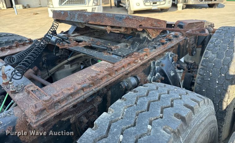 image for item EJ3290 2013 Freightliner Cascadia semi truck