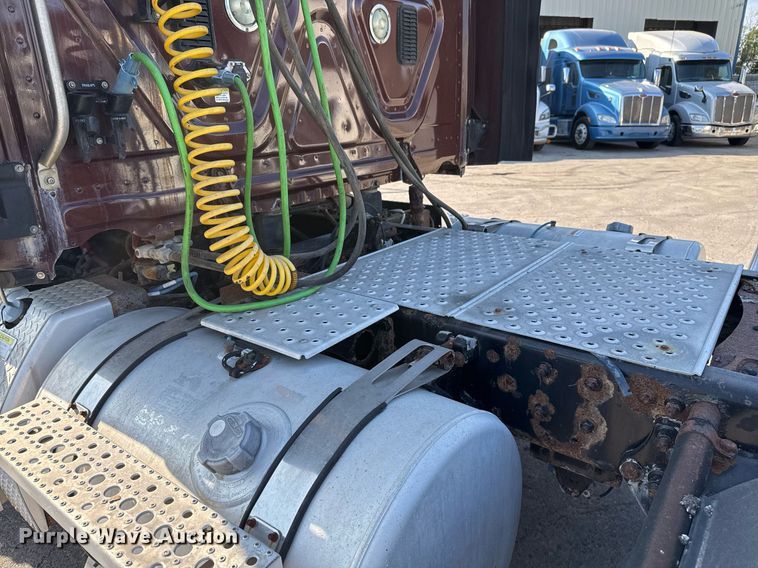 image for item EJ3290 2013 Freightliner Cascadia semi truck