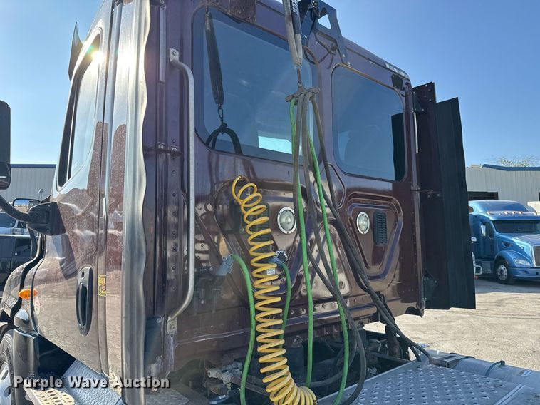 image for item EJ3290 2013 Freightliner Cascadia semi truck