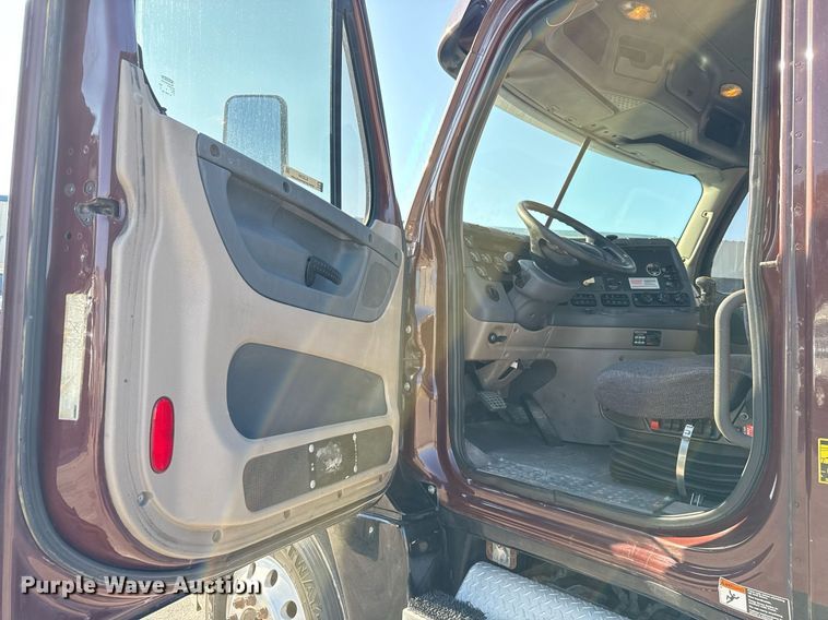 image for item EJ3290 2013 Freightliner Cascadia semi truck