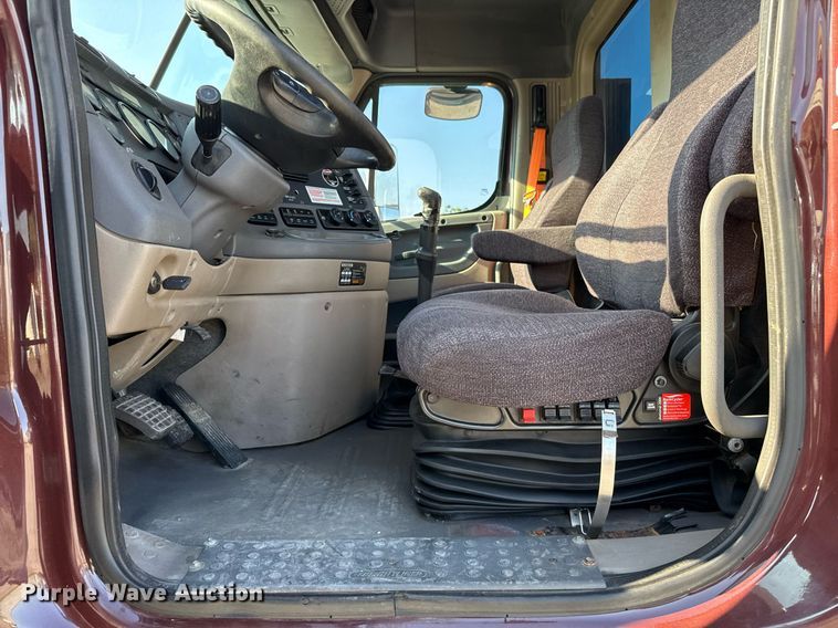 image for item EJ3290 2013 Freightliner Cascadia semi truck