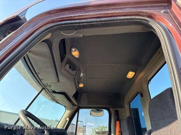 image for item EJ3290 2013 Freightliner Cascadia semi truck