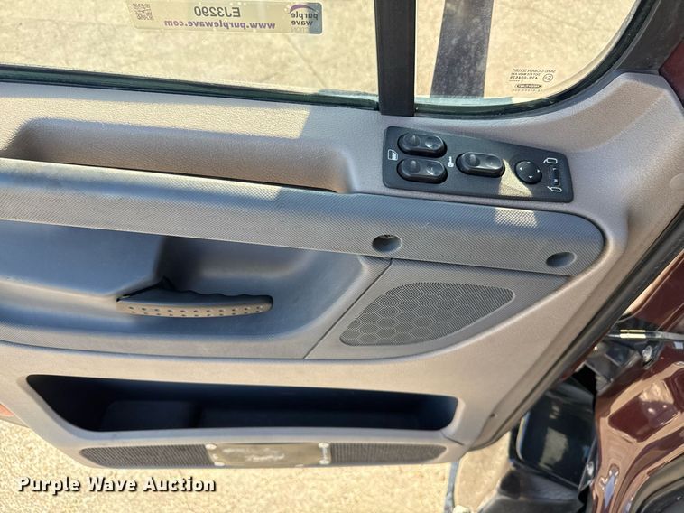 image for item EJ3290 2013 Freightliner Cascadia semi truck