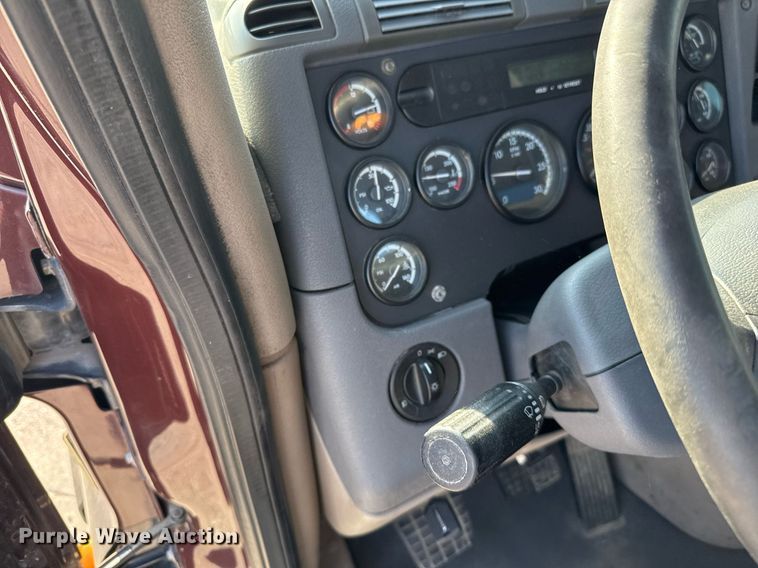 image for item EJ3290 2013 Freightliner Cascadia semi truck