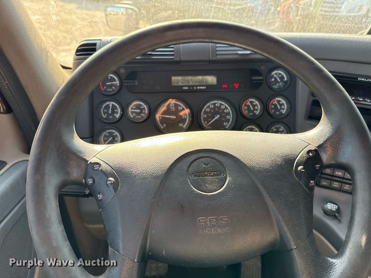 image for item EJ3290 2013 Freightliner Cascadia semi truck