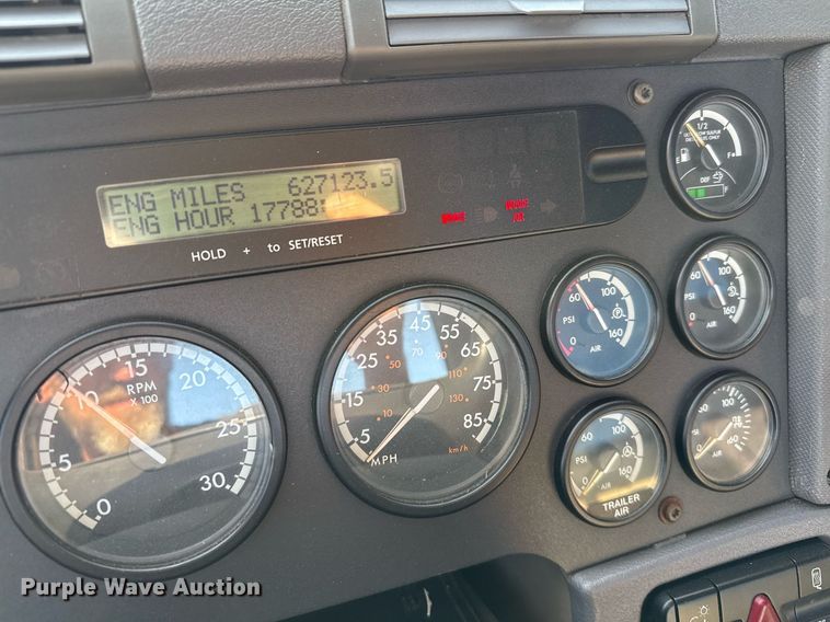 image for item EJ3290 2013 Freightliner Cascadia semi truck