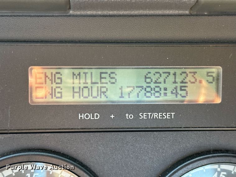 image for item EJ3290 2013 Freightliner Cascadia semi truck