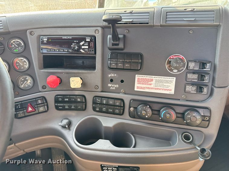 image for item EJ3290 2013 Freightliner Cascadia semi truck