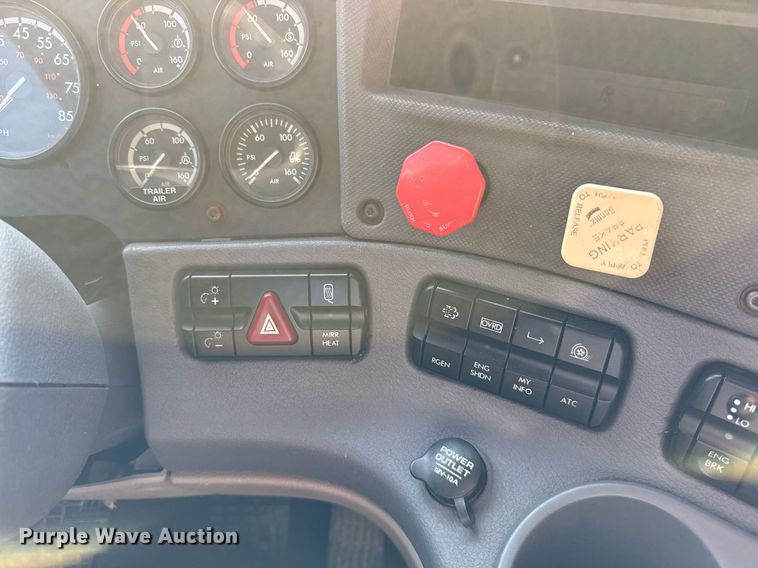 image for item EJ3290 2013 Freightliner Cascadia semi truck