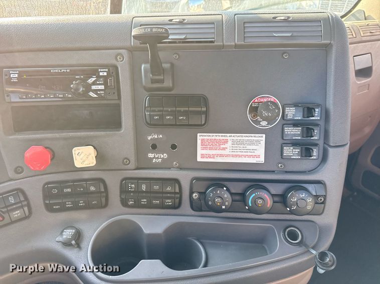 image for item EJ3290 2013 Freightliner Cascadia semi truck