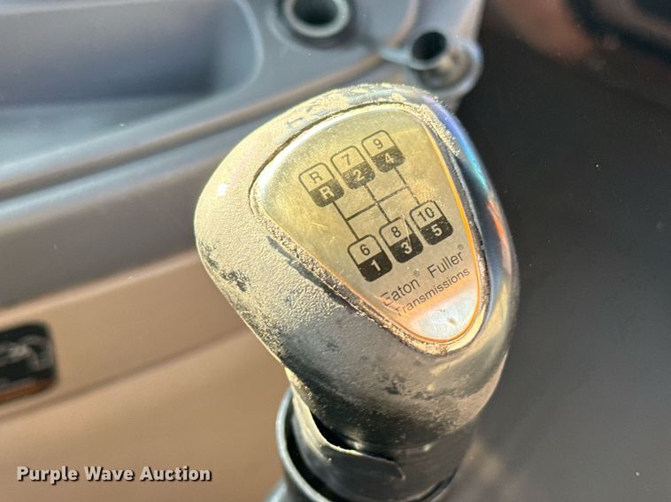 image for item EJ3290 2013 Freightliner Cascadia semi truck