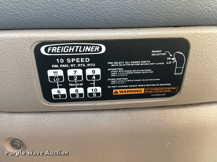 image for item EJ3290 2013 Freightliner Cascadia semi truck