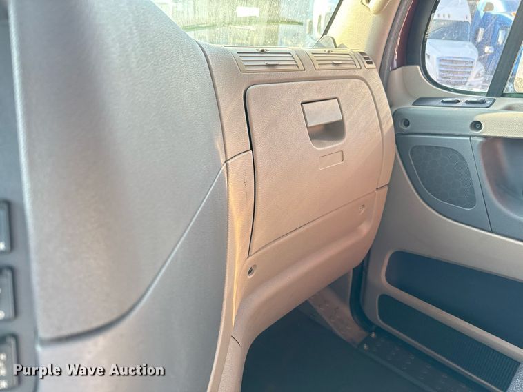 image for item EJ3290 2013 Freightliner Cascadia semi truck