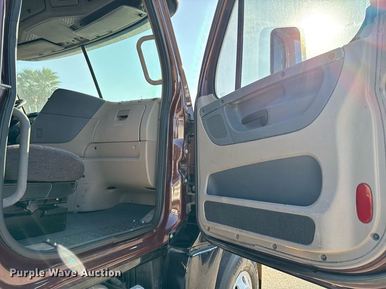 image for item EJ3290 2013 Freightliner Cascadia semi truck