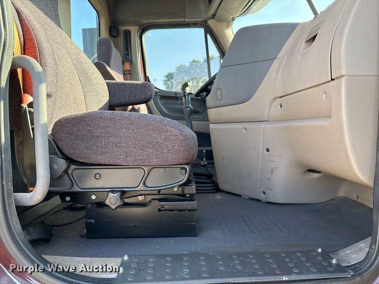 image for item EJ3290 2013 Freightliner Cascadia semi truck