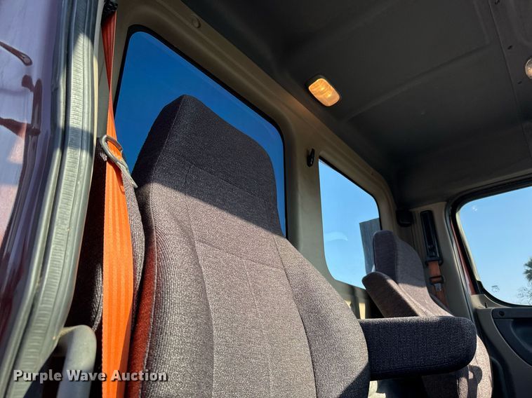 image for item EJ3290 2013 Freightliner Cascadia semi truck