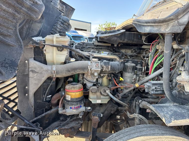 image for item EJ3290 2013 Freightliner Cascadia semi truck