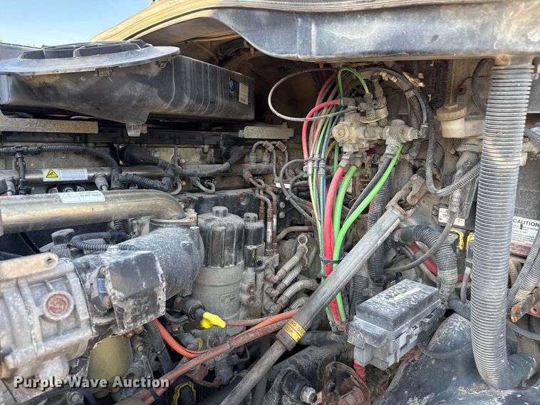 image for item EJ3290 2013 Freightliner Cascadia semi truck