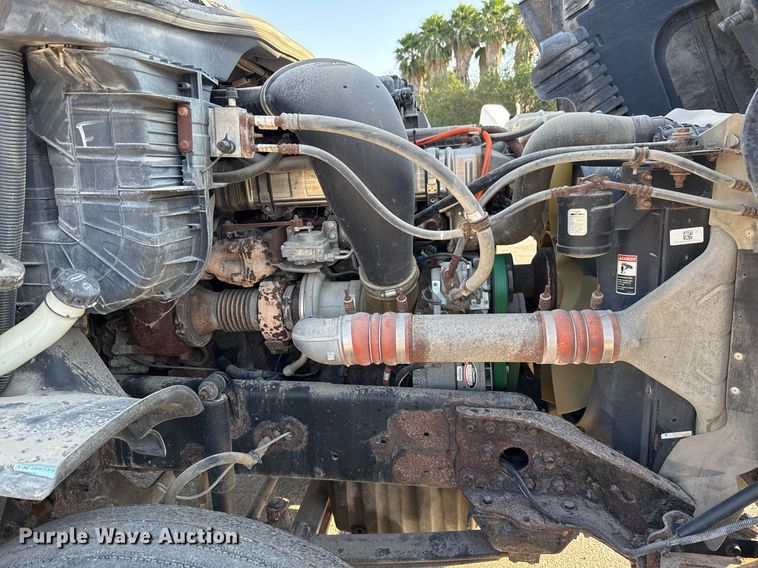 image for item EJ3290 2013 Freightliner Cascadia semi truck