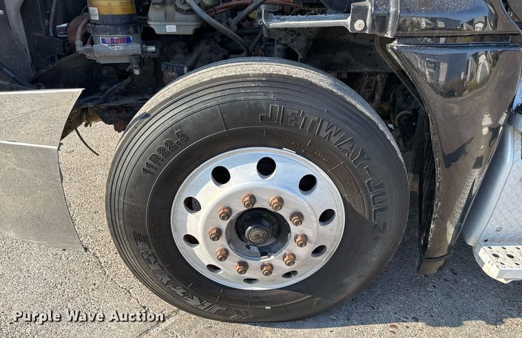 image for item EJ3290 2013 Freightliner Cascadia semi truck