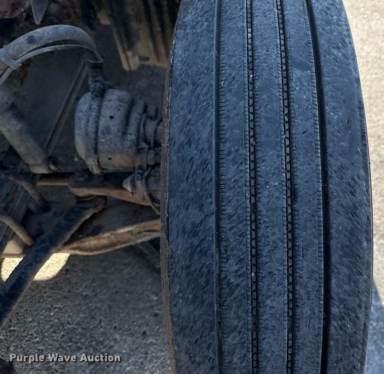 image for item EJ3290 2013 Freightliner Cascadia semi truck