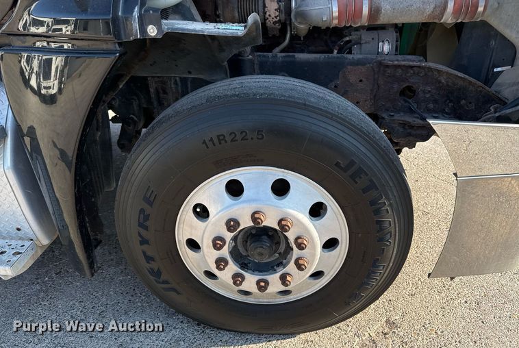 image for item EJ3290 2013 Freightliner Cascadia semi truck