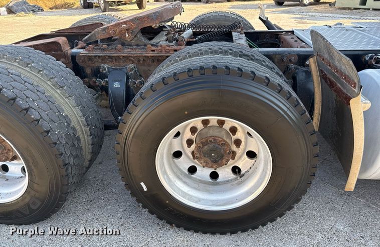 image for item EJ3290 2013 Freightliner Cascadia semi truck