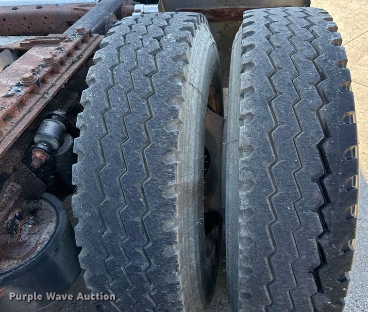 image for item EJ3290 2013 Freightliner Cascadia semi truck