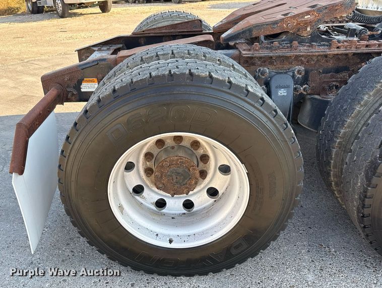 image for item EJ3290 2013 Freightliner Cascadia semi truck