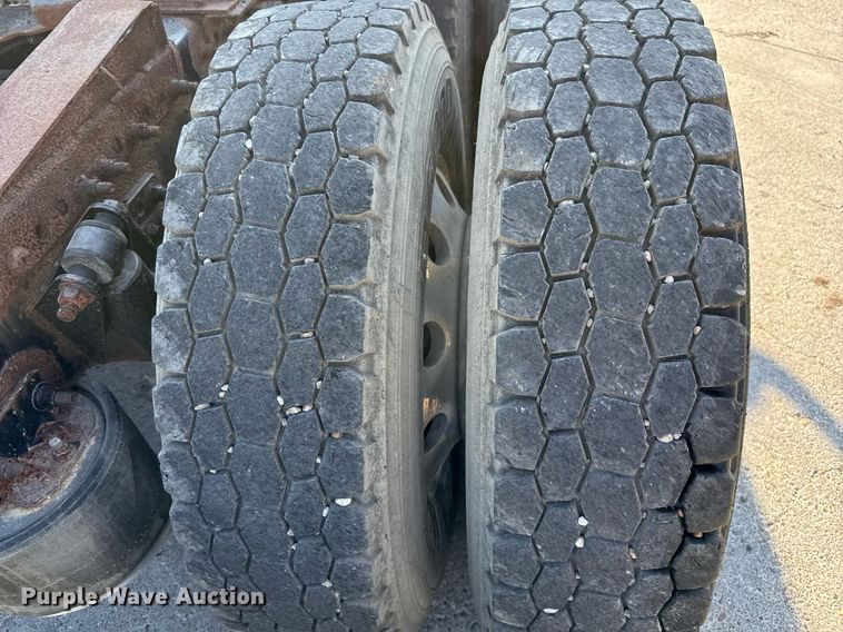 image for item EJ3290 2013 Freightliner Cascadia semi truck