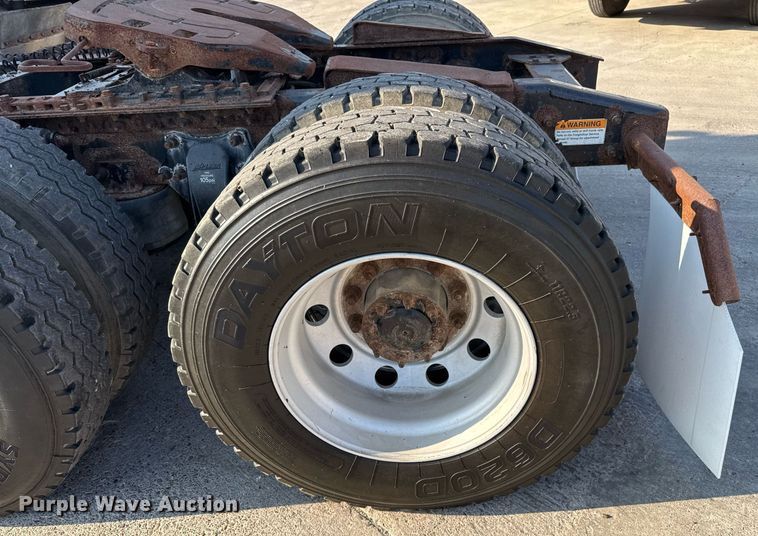 image for item EJ3290 2013 Freightliner Cascadia semi truck