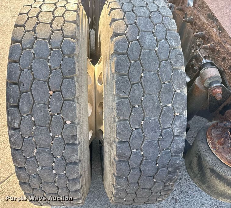 image for item EJ3290 2013 Freightliner Cascadia semi truck