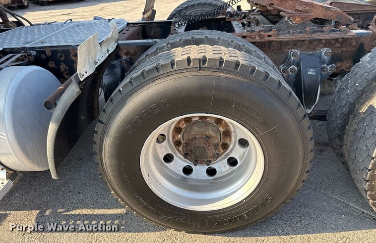 image for item EJ3290 2013 Freightliner Cascadia semi truck