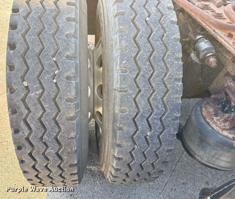 image for item EJ3290 2013 Freightliner Cascadia semi truck