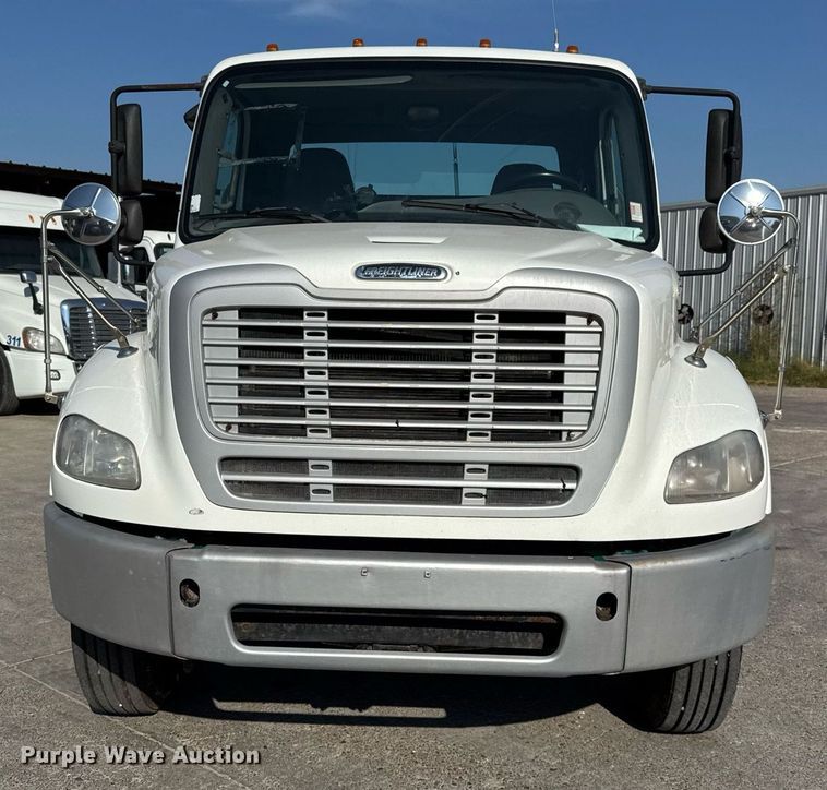 image for item EJ3291 2015 Freightliner Business Class M2 semi truck