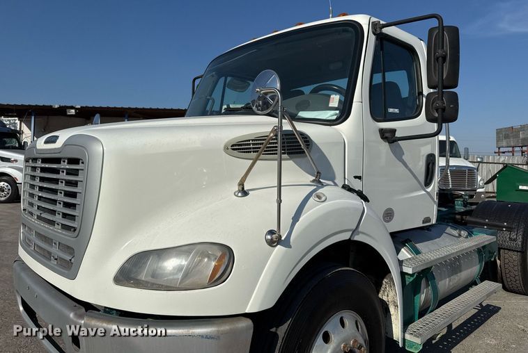 image for item EJ3291 2015 Freightliner Business Class M2 semi truck