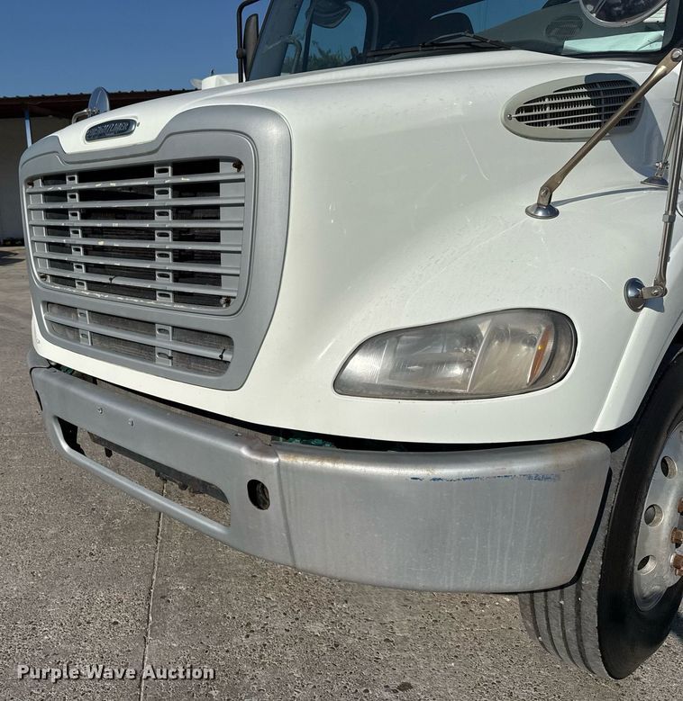 image for item EJ3291 2015 Freightliner Business Class M2 semi truck