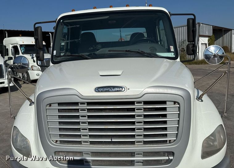 image for item EJ3291 2015 Freightliner Business Class M2 semi truck